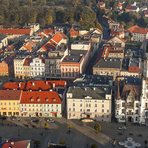 Zabkowice Slaskie, Rynek Miejski z Ratuszem. EU, PL, Dolnoslaskie. Lotnicze.